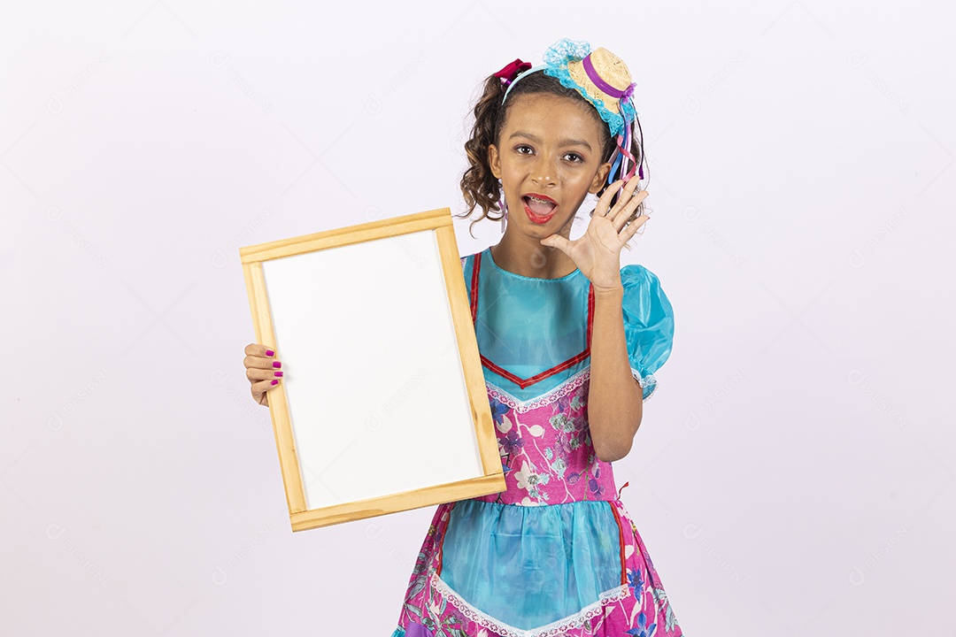 Linda garota com vestido de festa junina