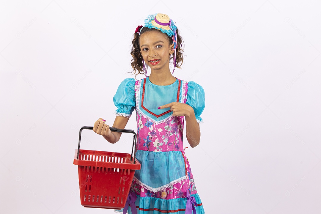 Linda garota com vestido de festa junina