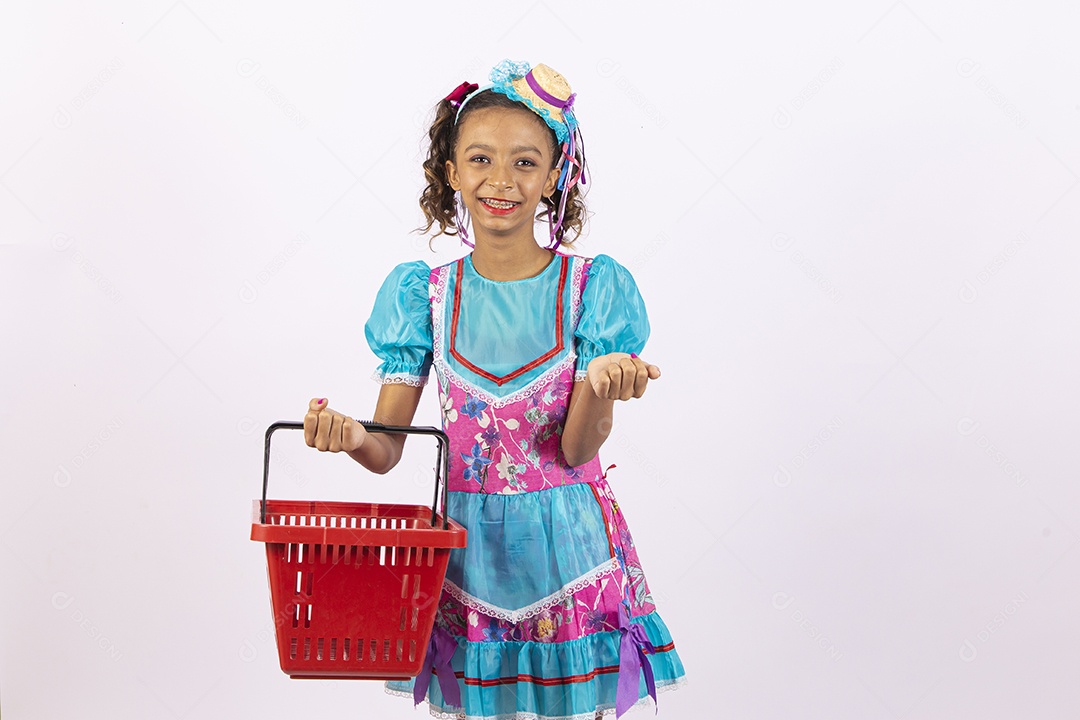 Linda garota com vestido de festa junina