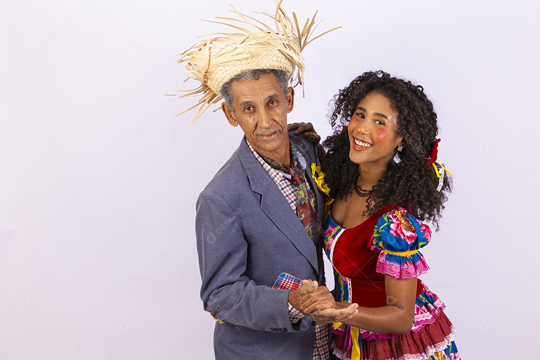 Casal com trajes de festa junina