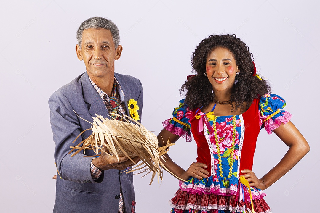 Casal com trajes de festa junina