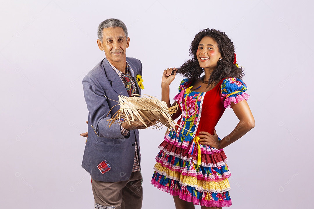 Casal com trajes de festa junina