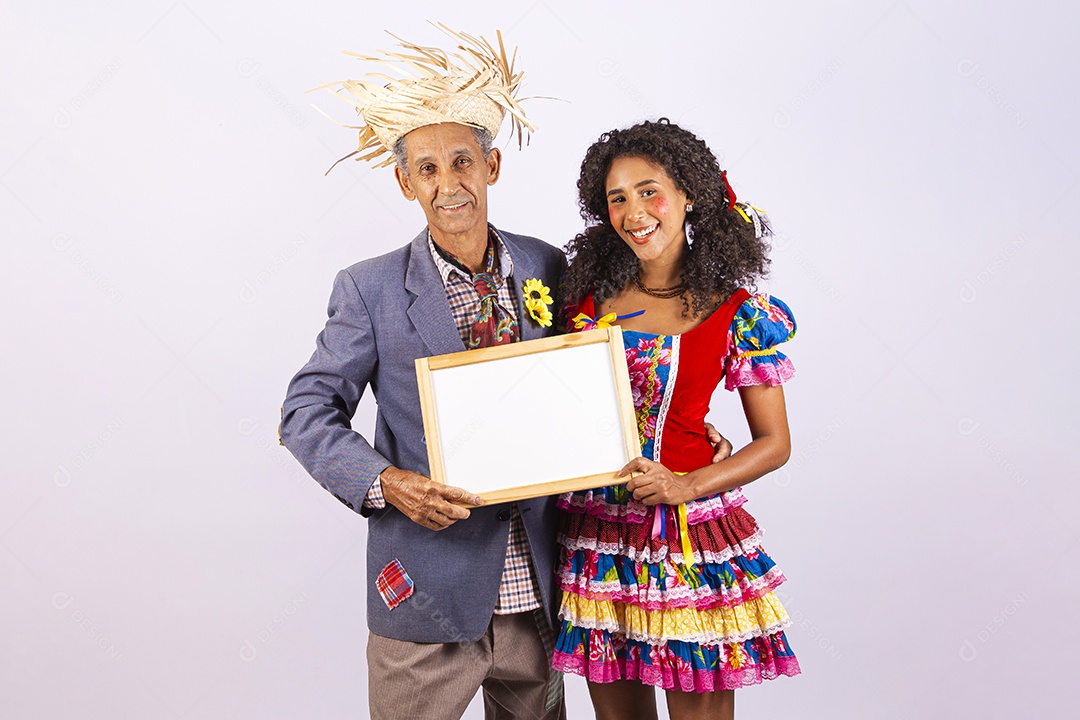 Casal com trajes de festa junina