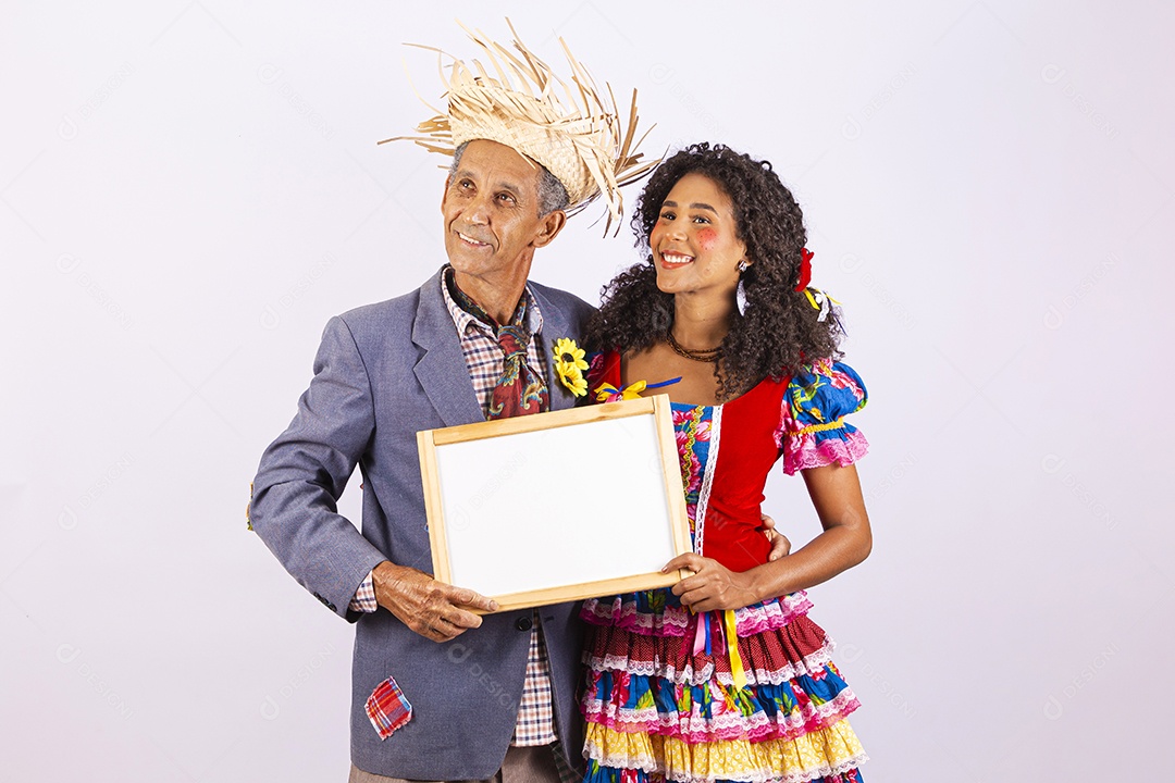 Casal com trajes de festa junina