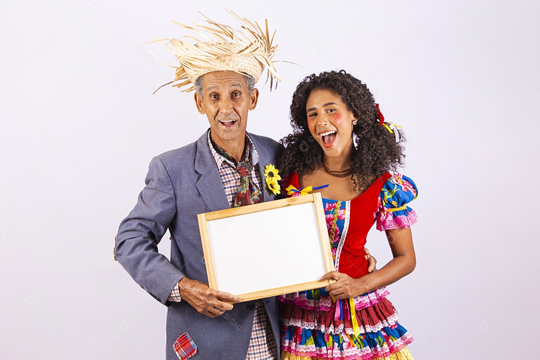 Casal com trajes de festa junina