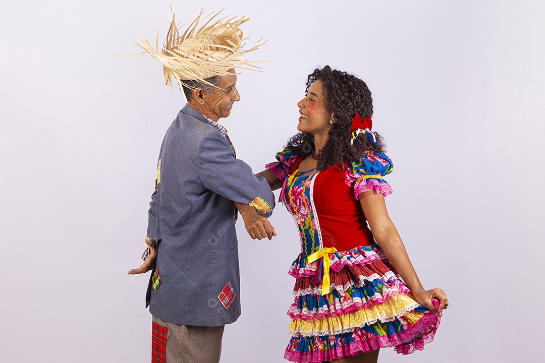 Casal com trajes de festa junina