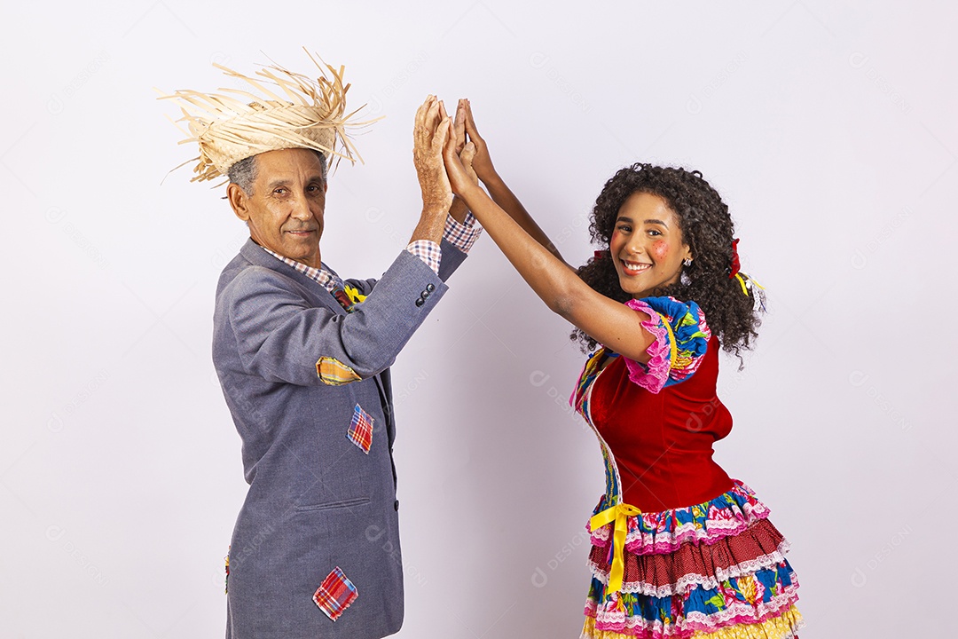 Casal com trajes de festa junina