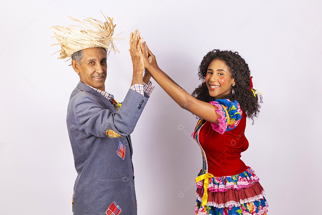 Casal com trajes de festa junina