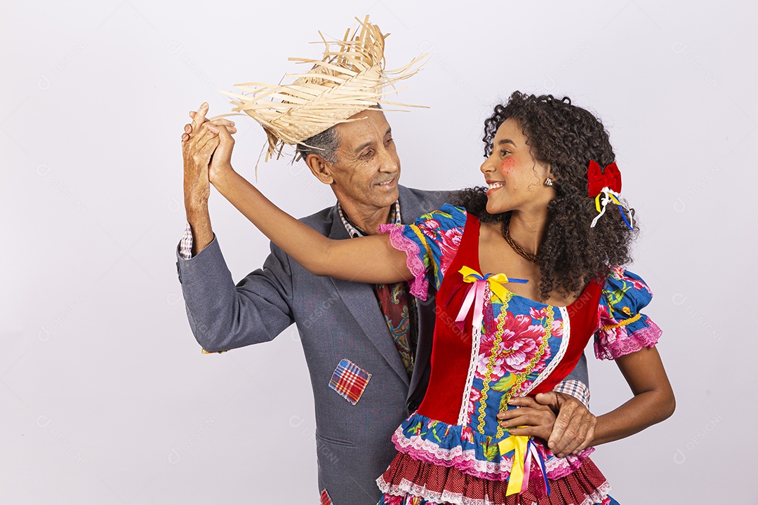 Casal com trajes de festa junina