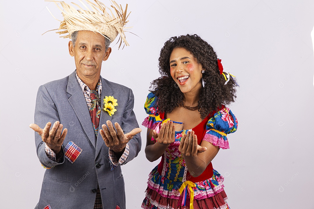 Casal com trajes de festa junina