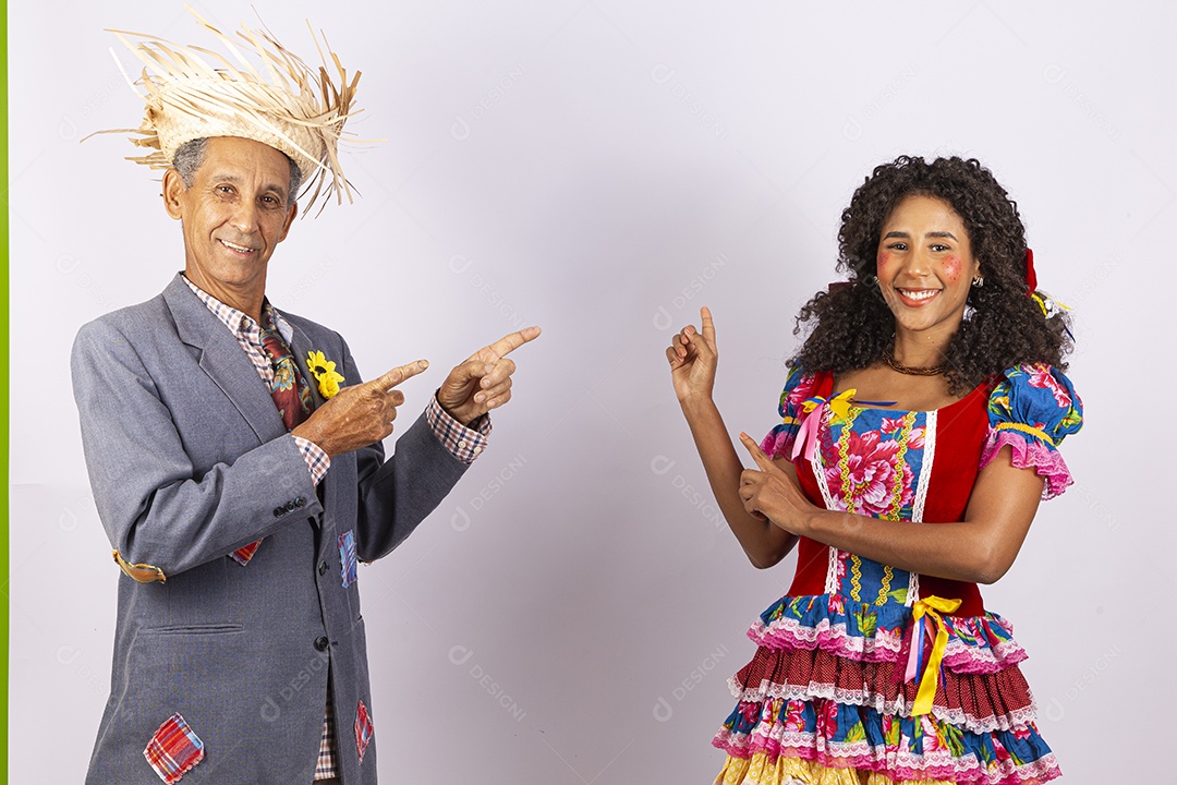 Casal com trajes de festa junina