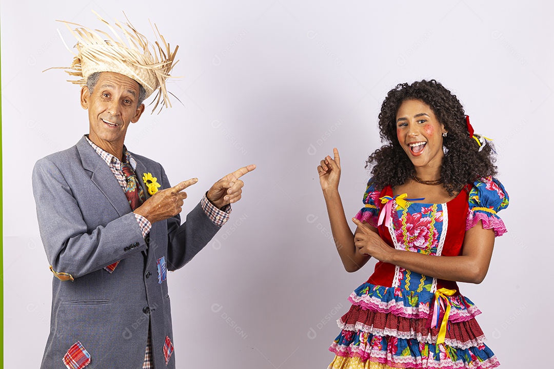 Casal com trajes de festa junina