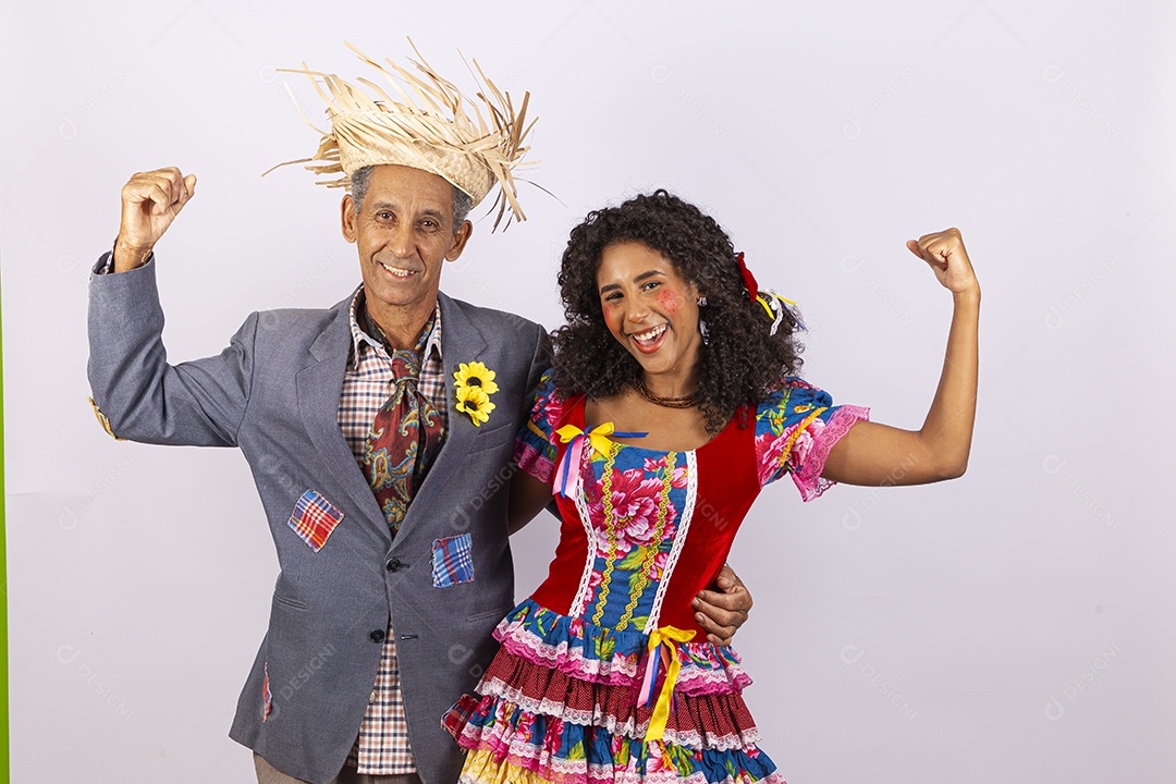 Casal com trajes de festa junina