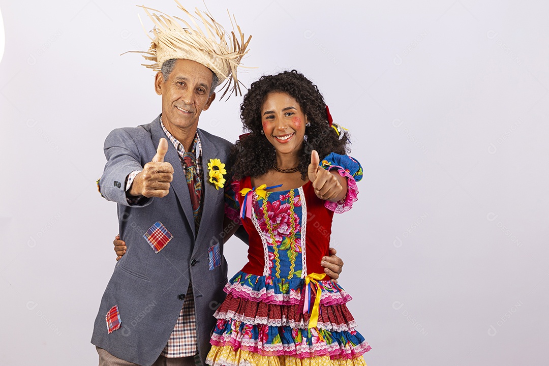 Casal com trajes de festa junina