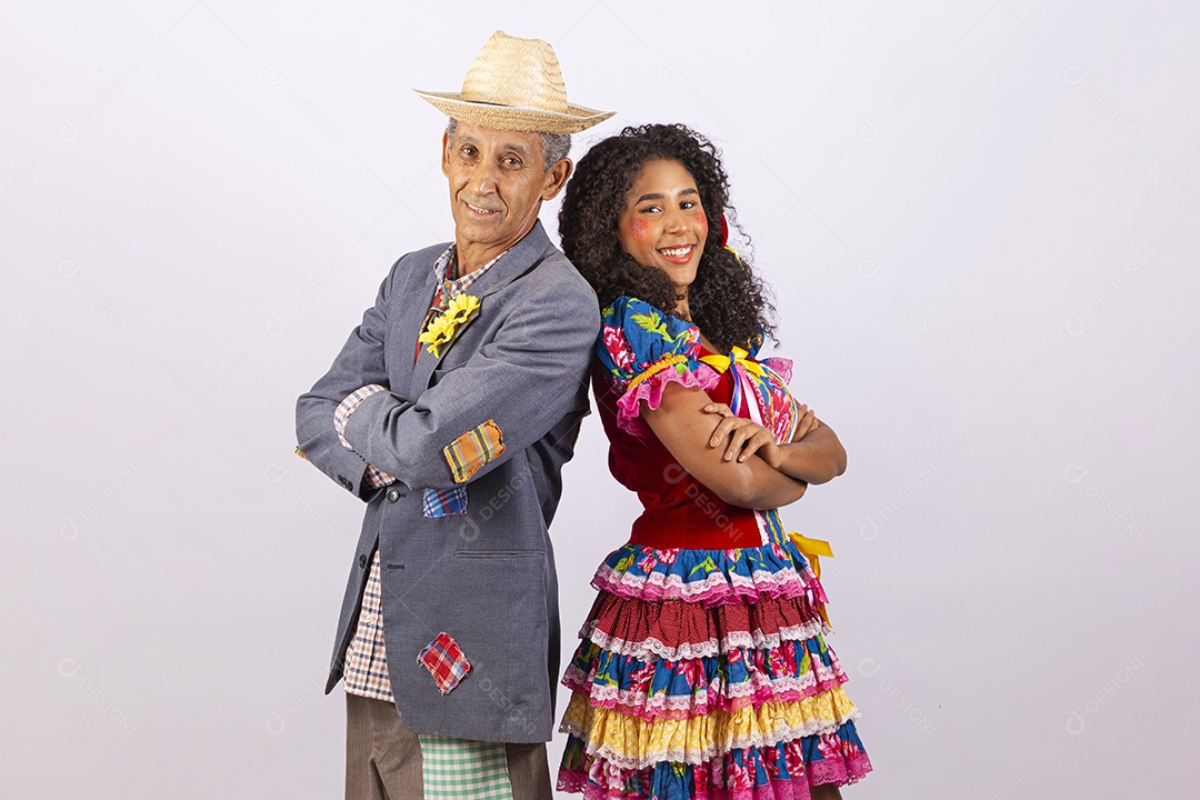 Casal com trajes de festa junina