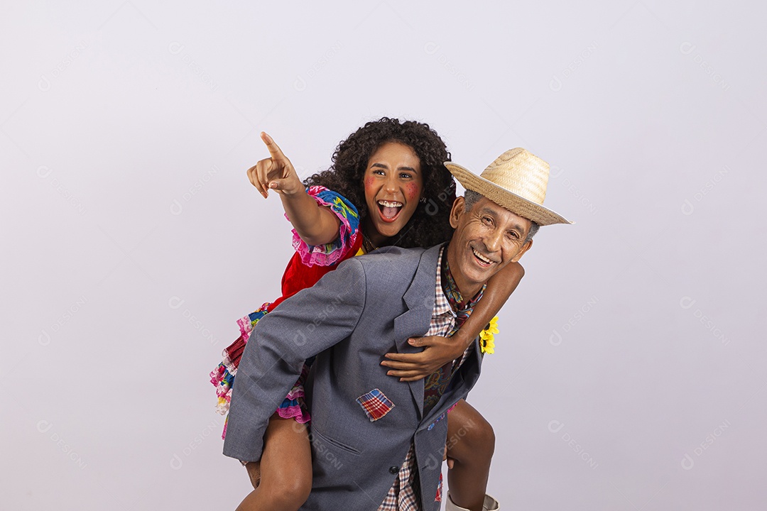 Casal com trajes de festa junina