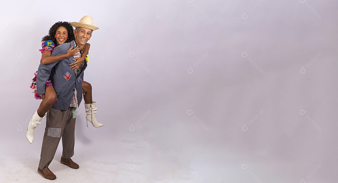 Casal com trajes de festa junina