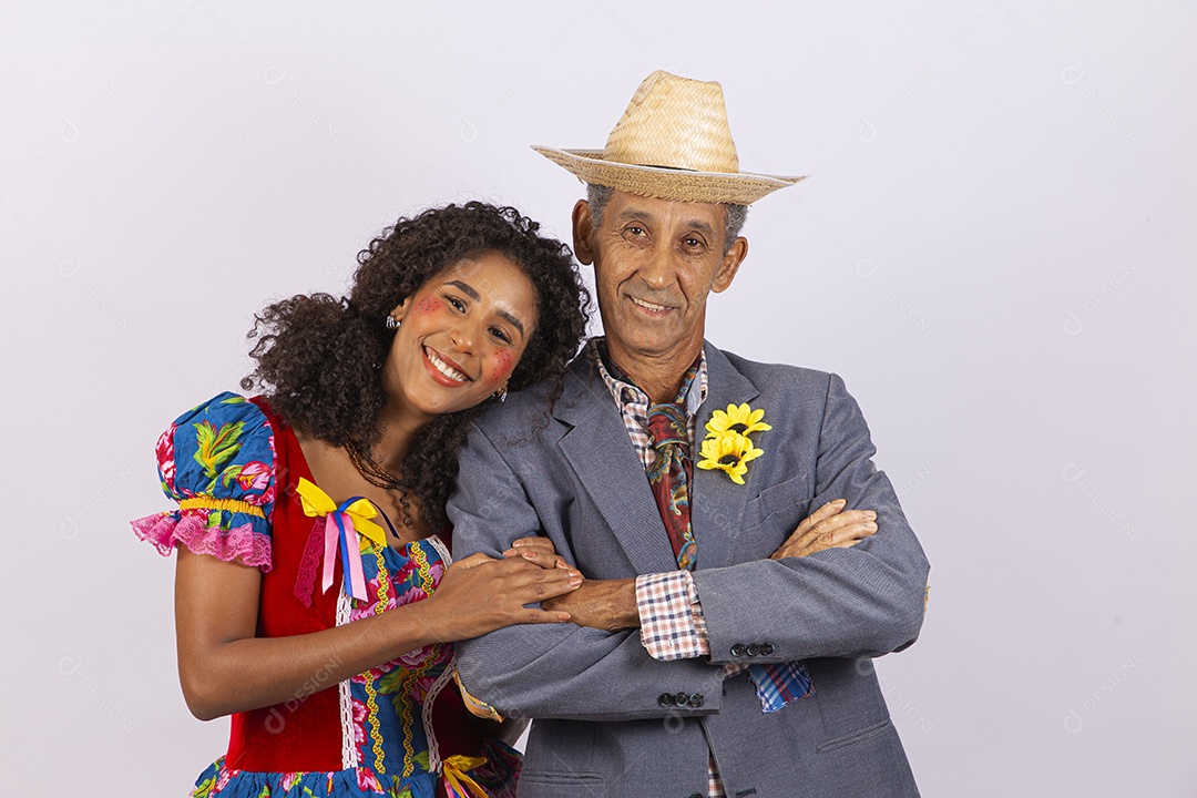 Casal com trajes de festa junina