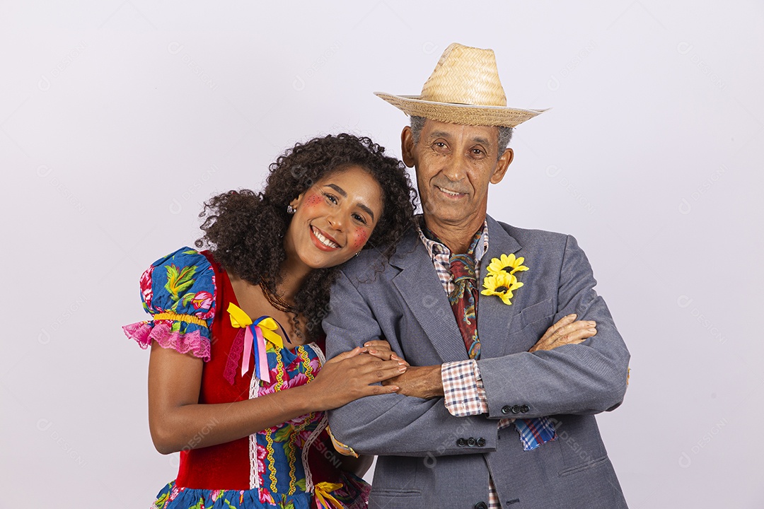 Casal com trajes de festa junina