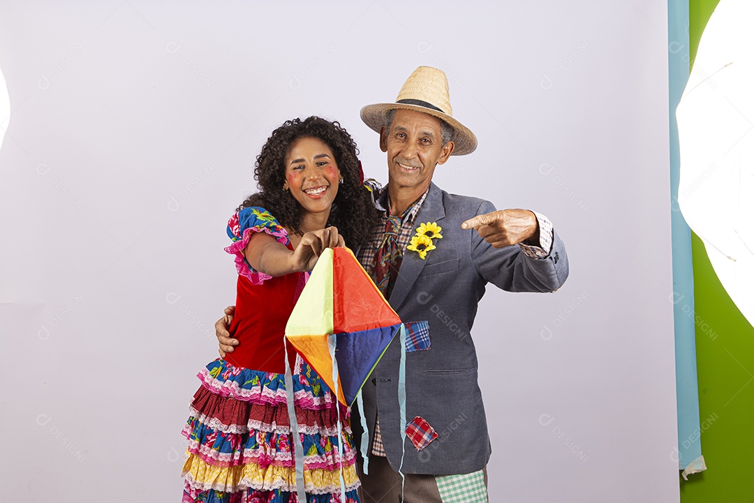Casal com trajes de festa junina