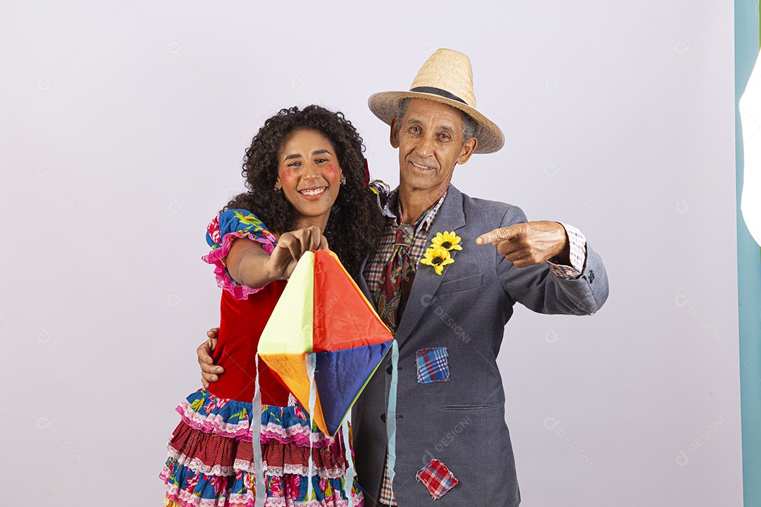 Casal com trajes de festa junina