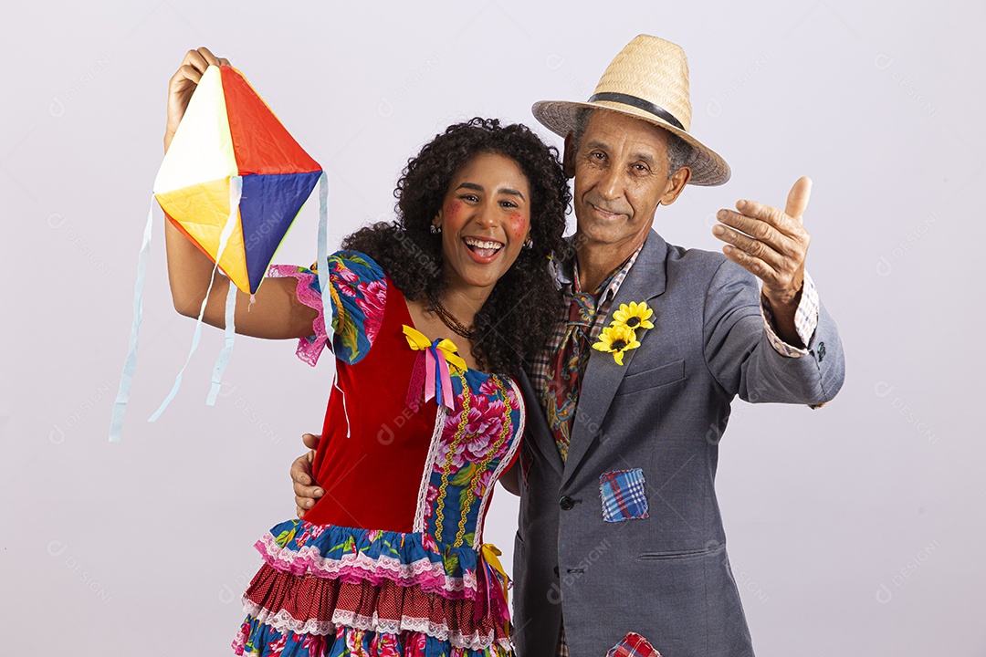 Casal com trajes de festa junina
