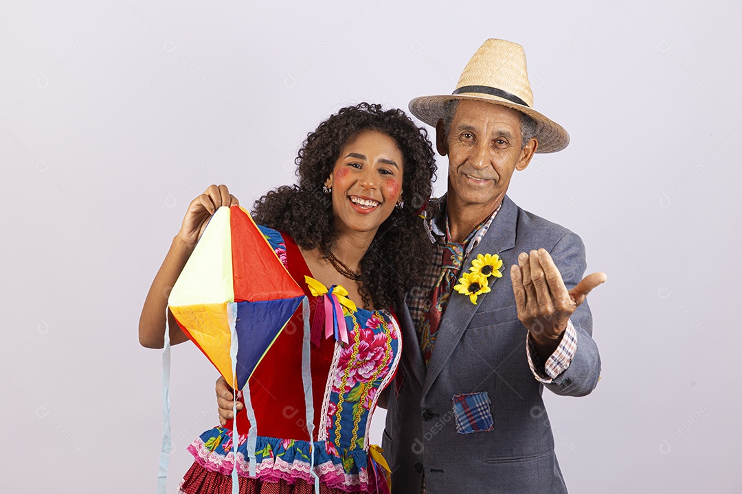 Casal com trajes de festa junina