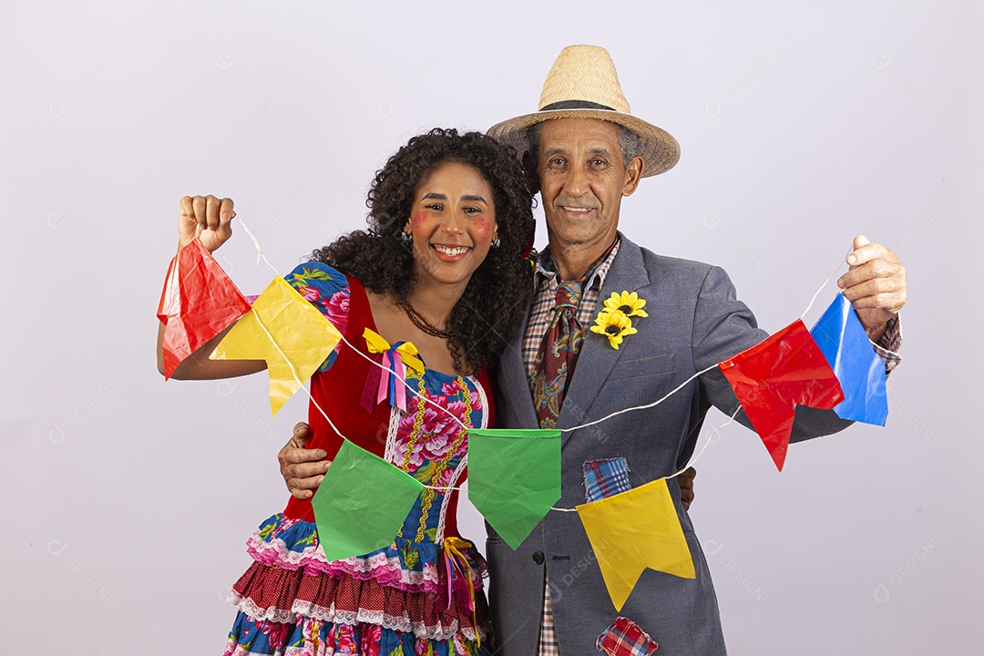 Casal com trajes de festa junina