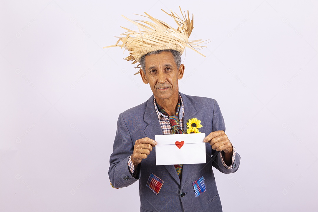 Homem com trajes para comemorar festa junina