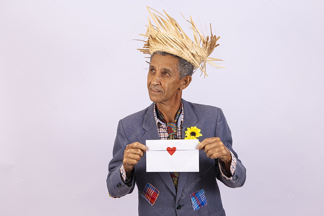 Homem com trajes para comemorar festa junina