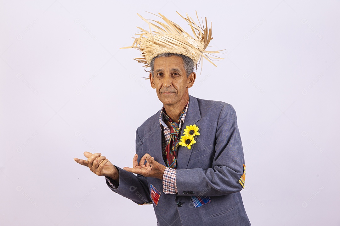 Homem com trajes para comemorar festa junina