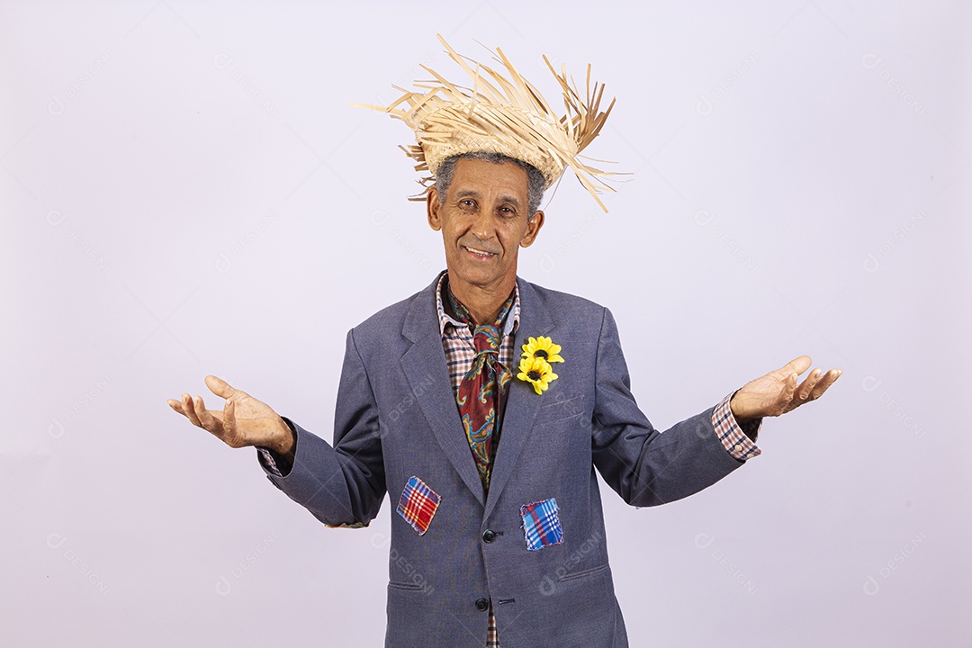 Homem com trajes para comemorar festa junina