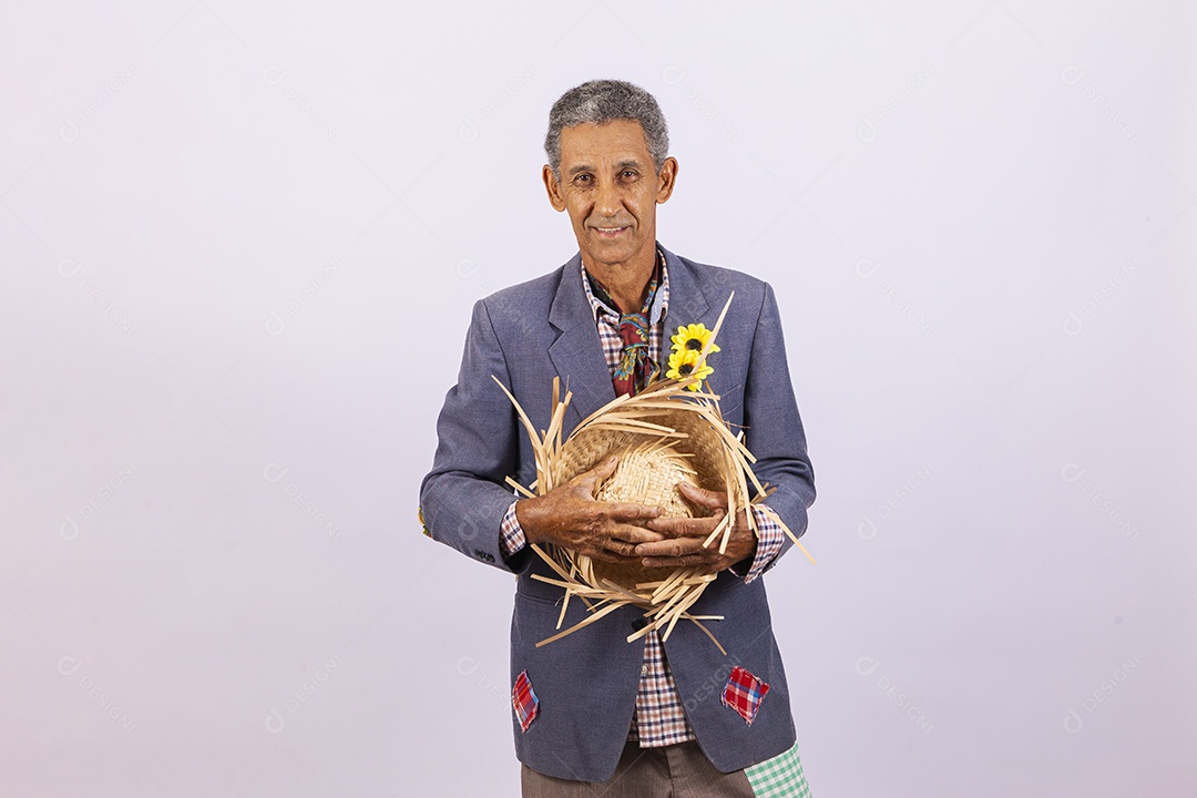 Homem com trajes de festa junina