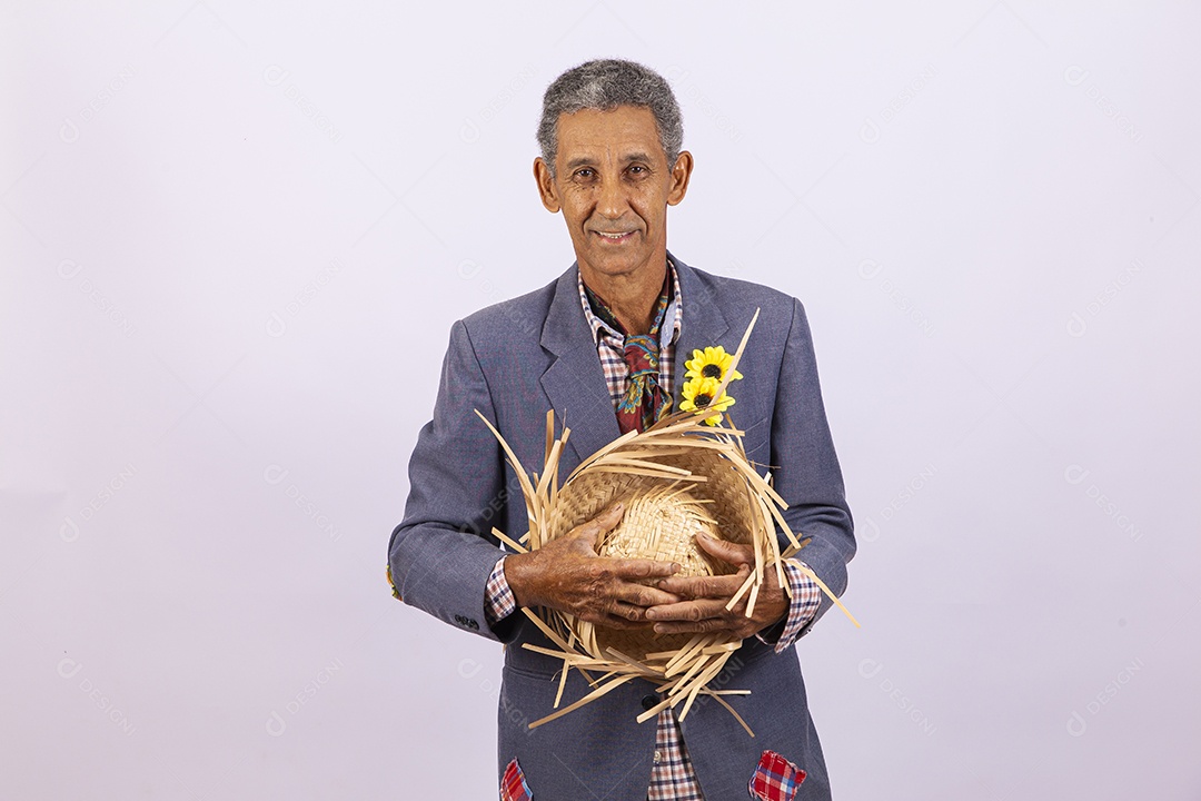 Homem com trajes de festa junina