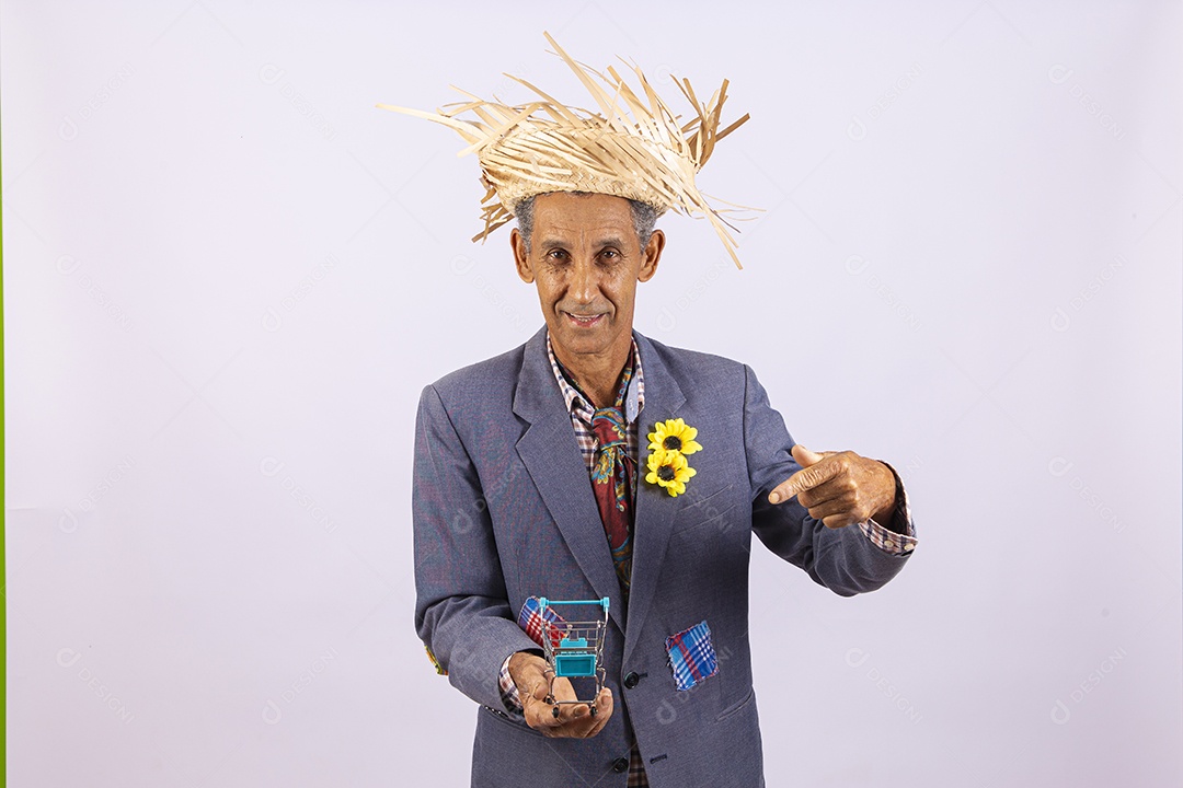 Homem com trajes de festa junina