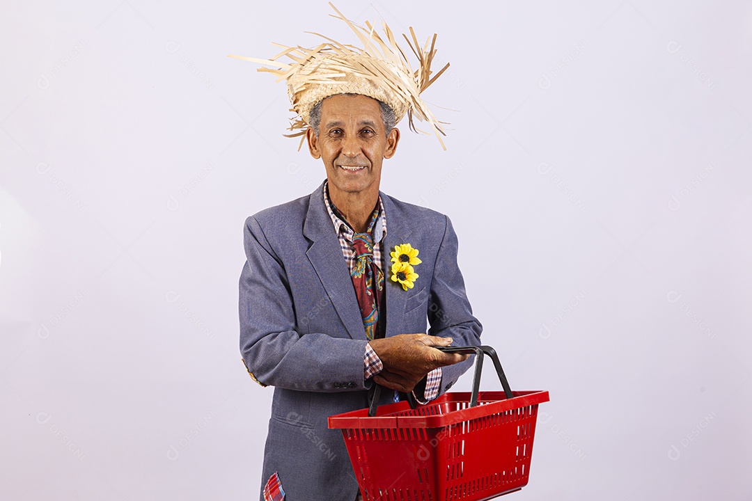 Homem com trajes de festa junina