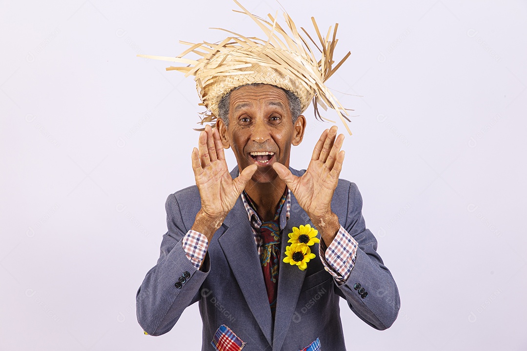 Homem com trajes para comemorar festa junina