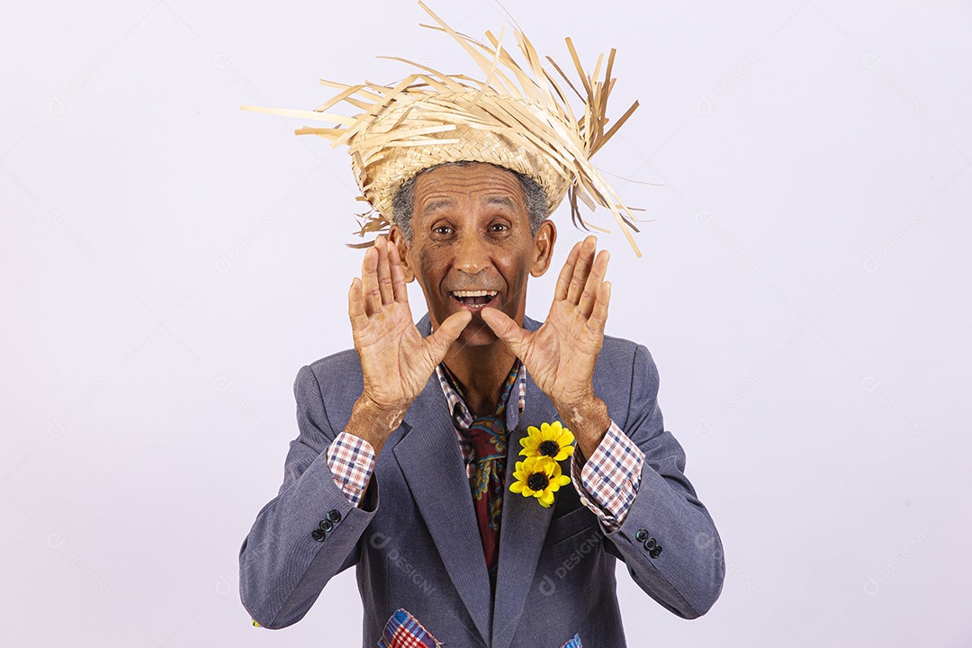 Homem com trajes para comemorar festa junina