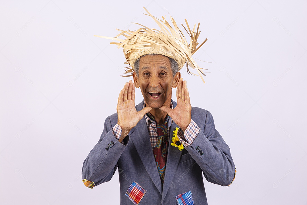 Homem com trajes para comemorar festa junina