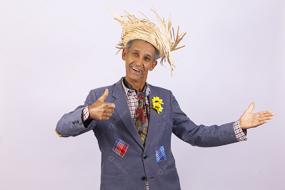 Homem com trajes para comemorar festa junina