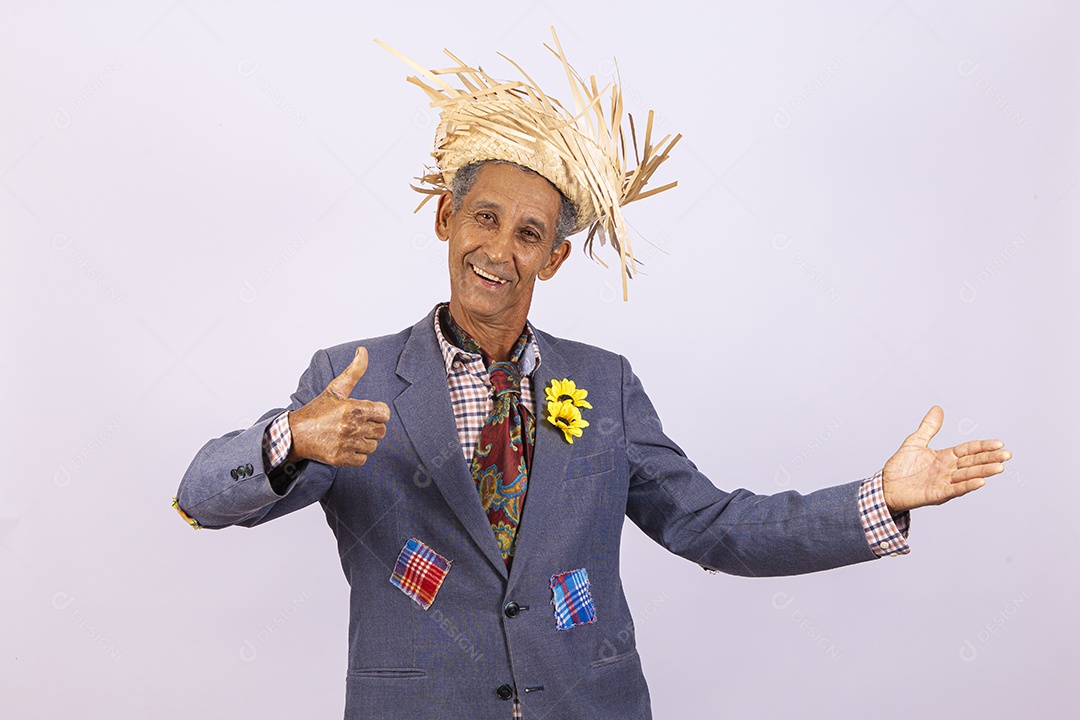 Homem com trajes para comemorar festa junina