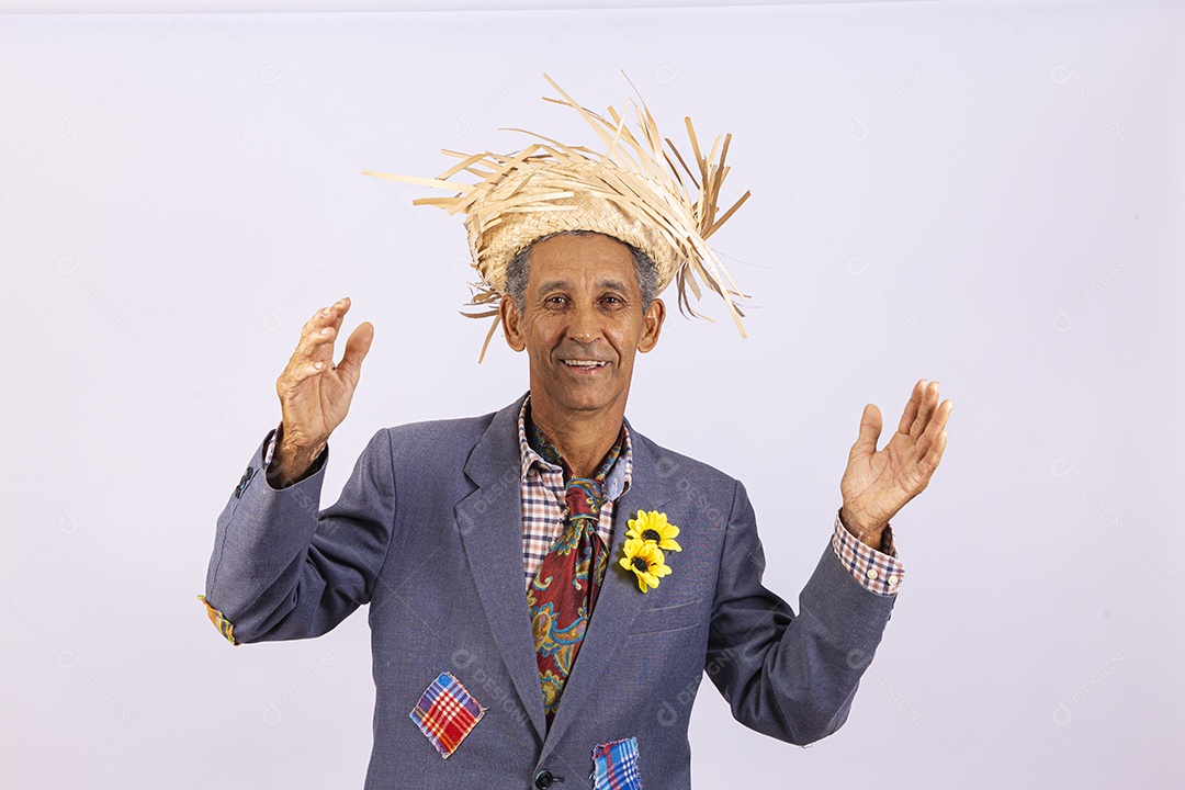 Homem com trajes para comemorar festa junina