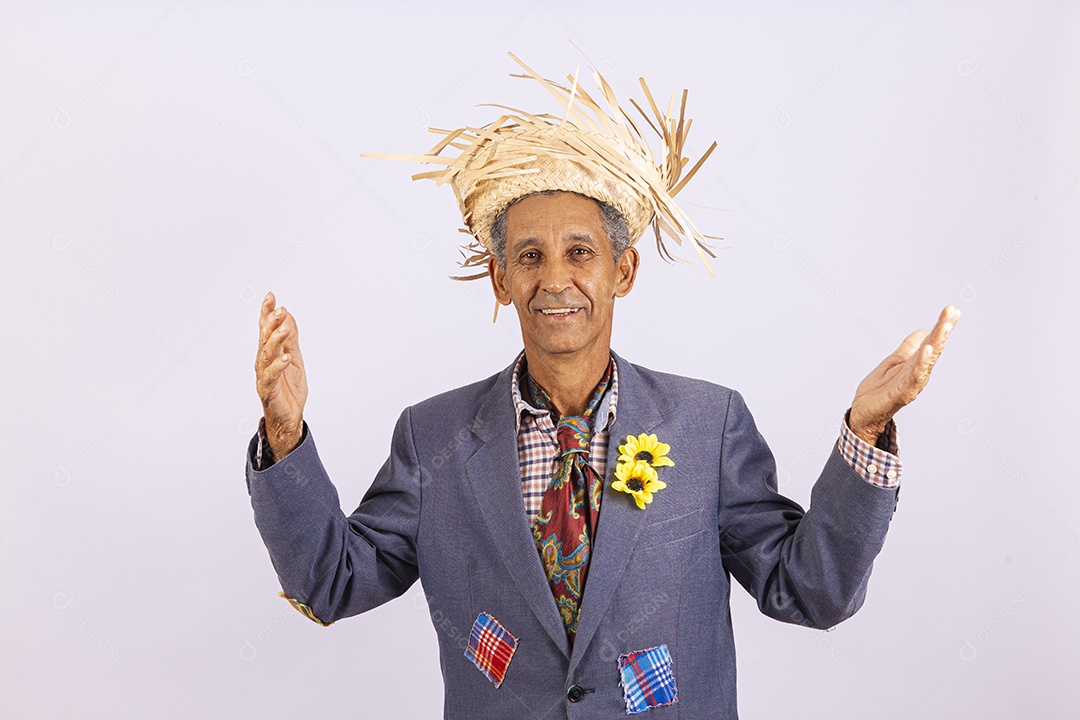 Homem com trajes para comemorar festa junina