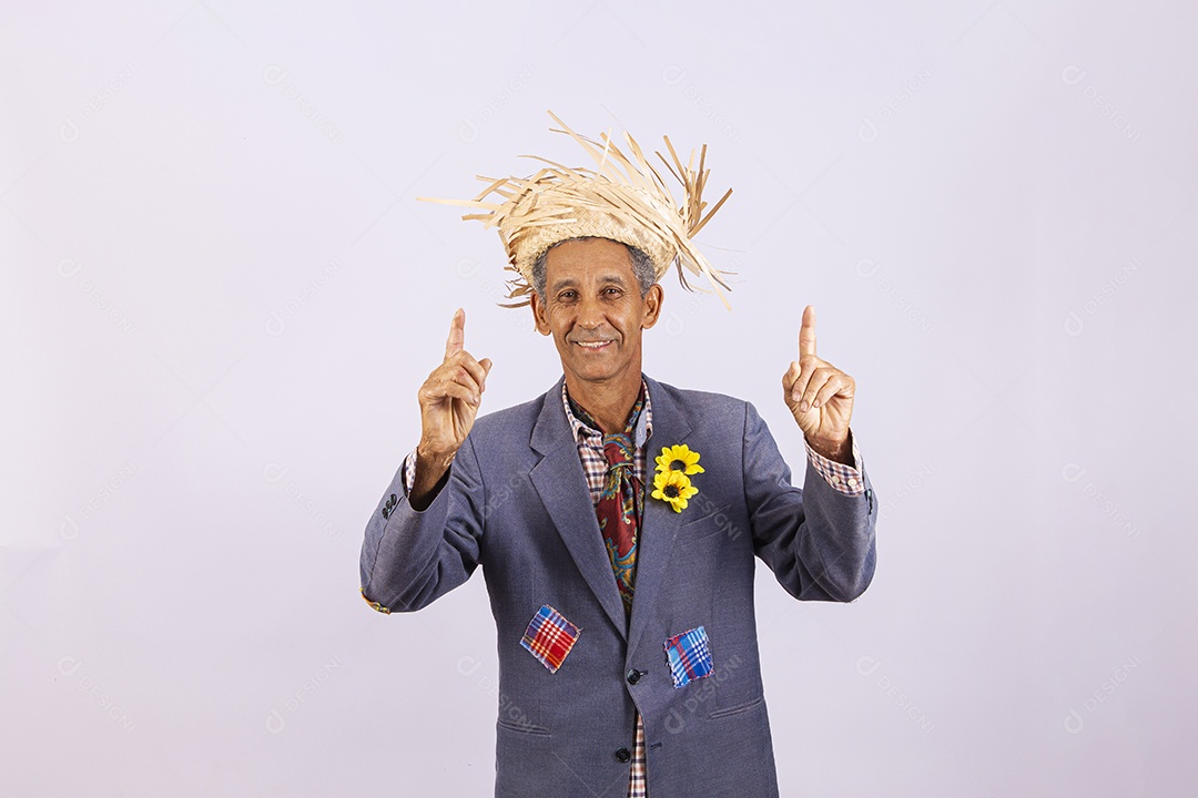 Homem com trajes para comemorar festa junina