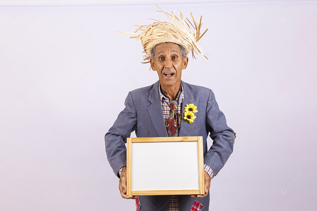 Homem com trajes para comemorar festa junina