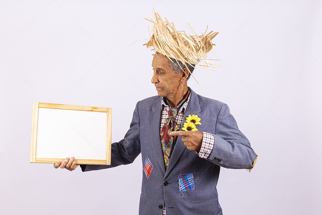 Homem com trajes para comemorar festa junina