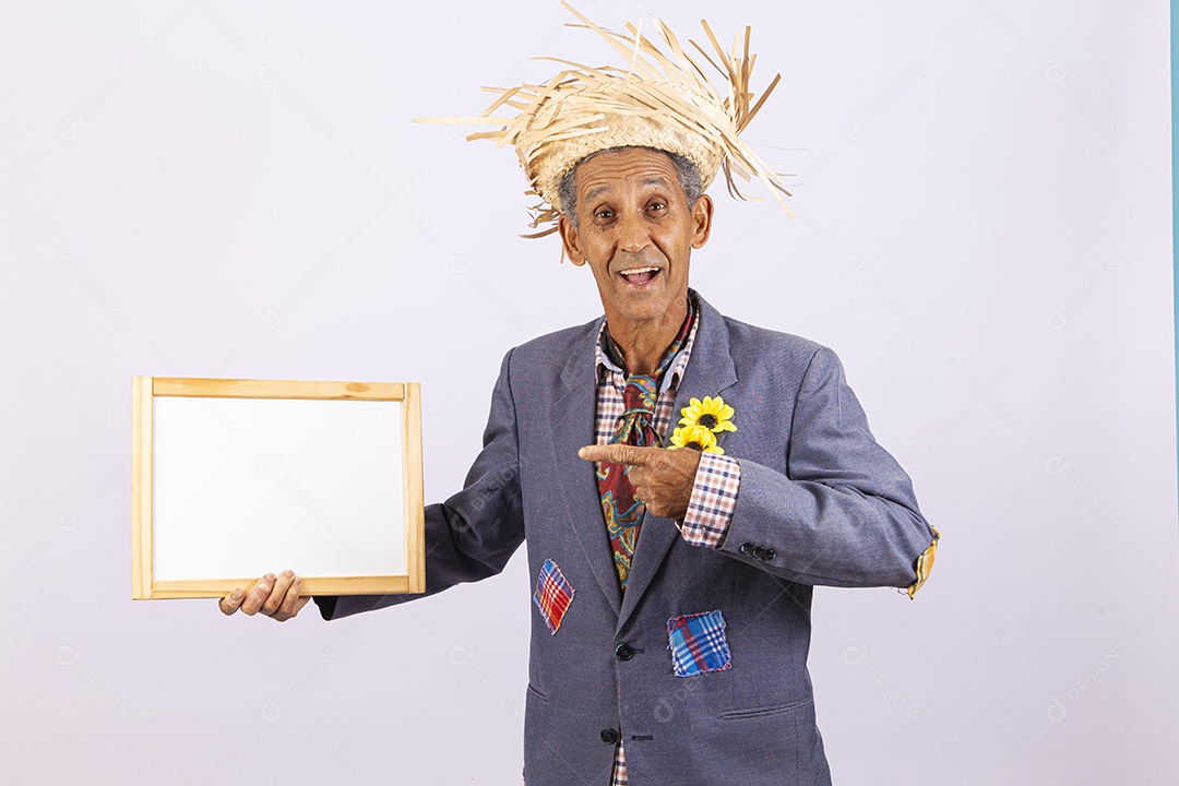 Homem com trajes para comemorar festa junina