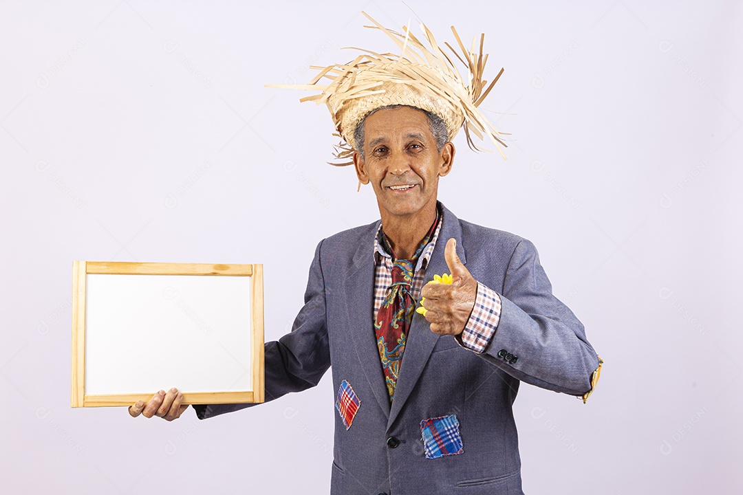 Homem com trajes para comemorar festa junina