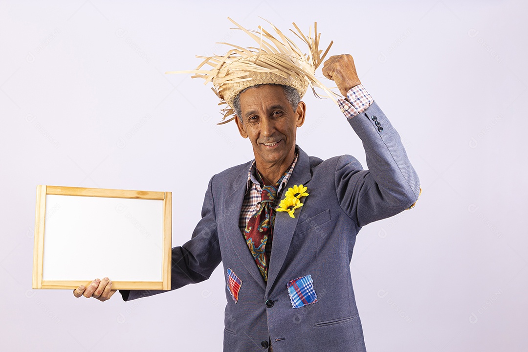 Homem com trajes para comemorar festa junina