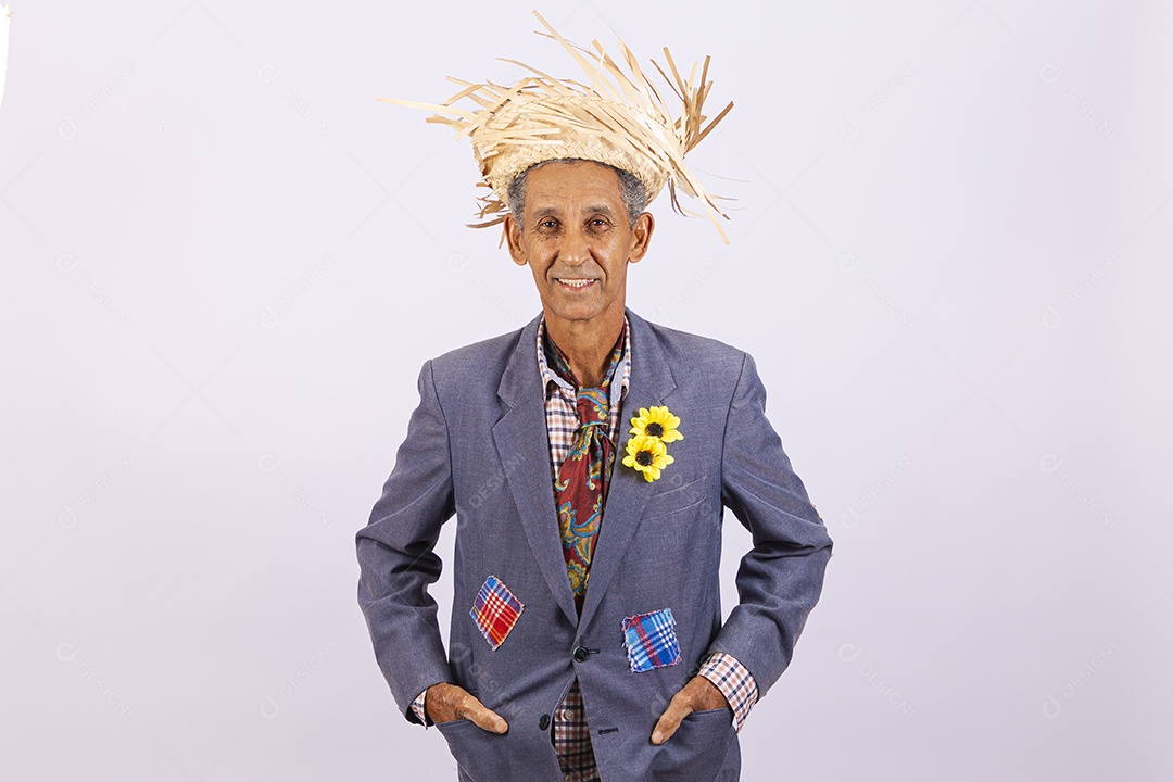 Homem com trajes para comemorar festa junina